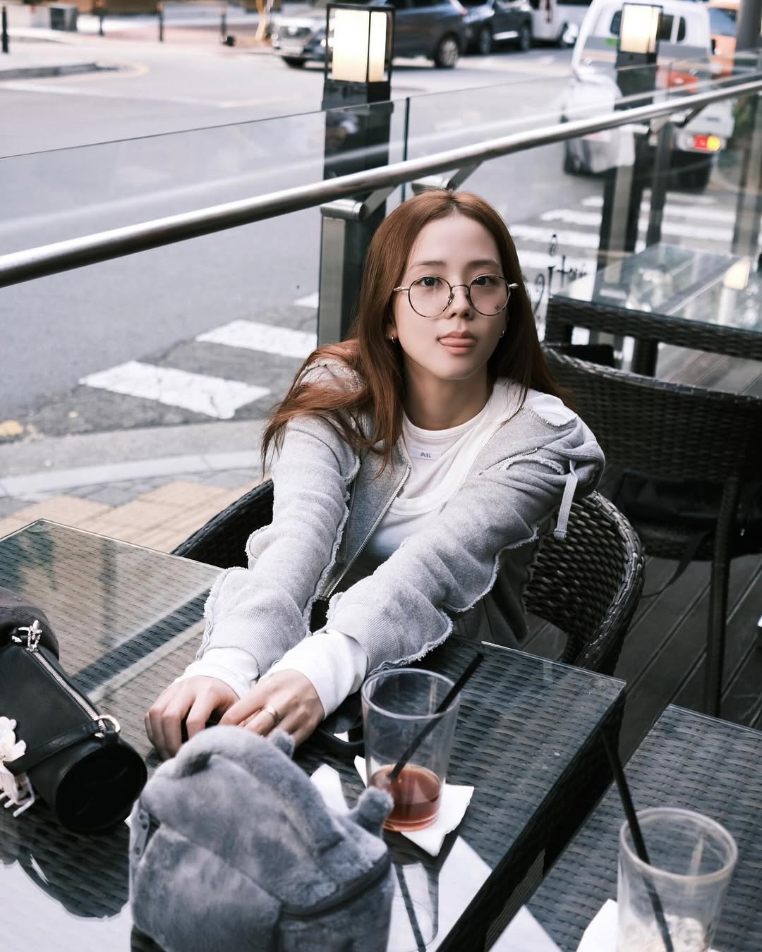 Jisoo và mắt kính gọng tròn