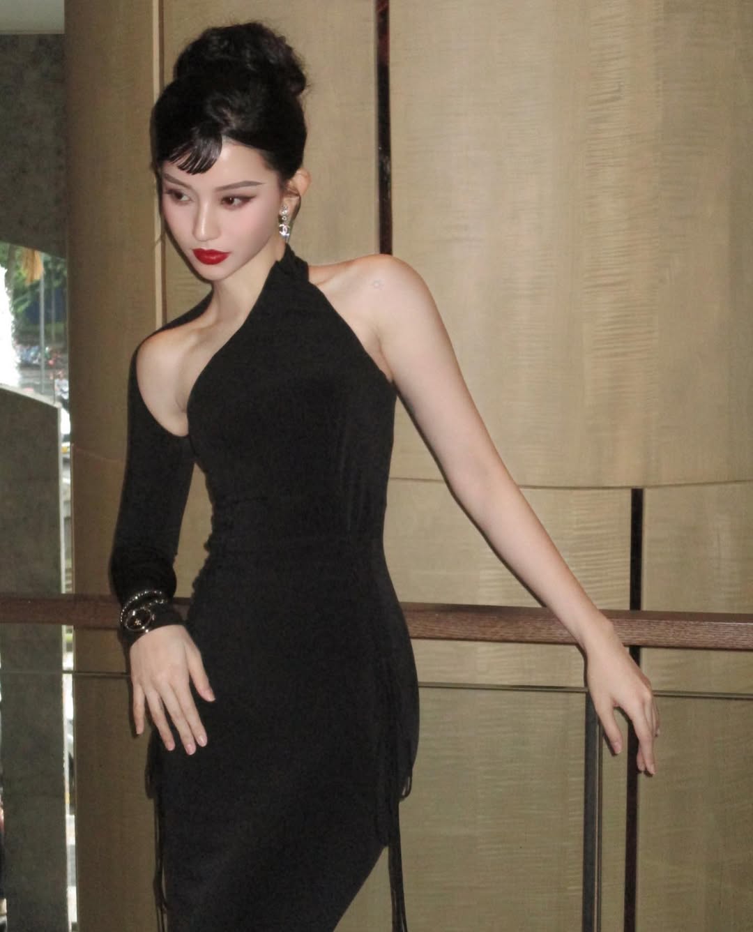 đầm đen dạ hội quyến rũ