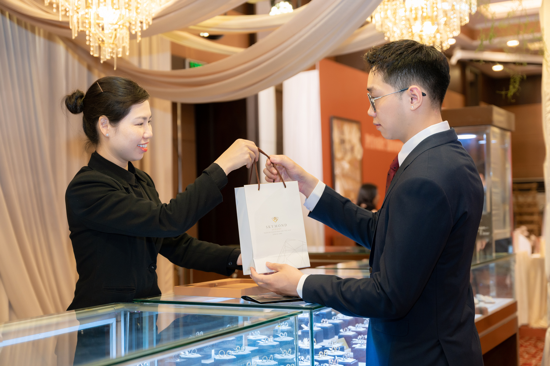 TRẢI NGHIỆM THỰC TẾ: CÔ DÂU SÀI GÒN VÀ HÀNH TRÌNH CHỌN NHẪN CƯỚI PLATINUM HOÀN HẢO TẠI SKYMOND LUXURY HCM