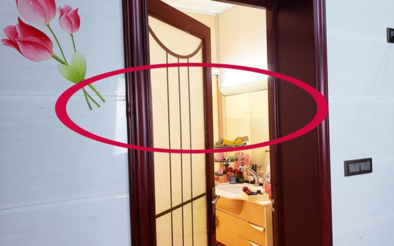 Nên mở hay đóng cửa nhà vệ sinh khi không dùng?