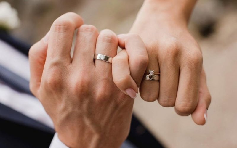 Đeo nhẫn cưới tay nào? Cách đeo nhẫn cưới cho nữ và nam chuẩn nhất