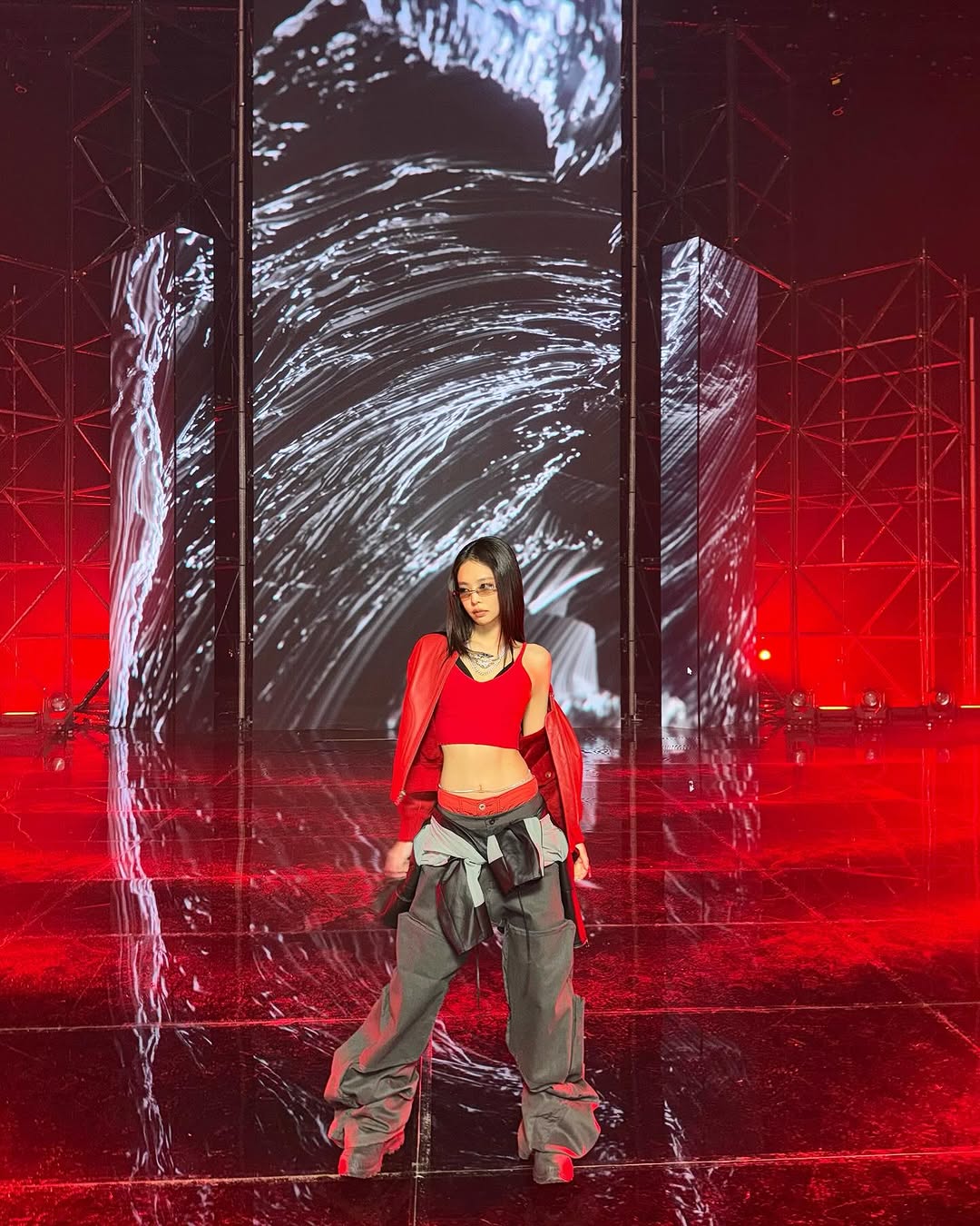 Jennie mặc áo croptop bó sát và quần cạp trễ