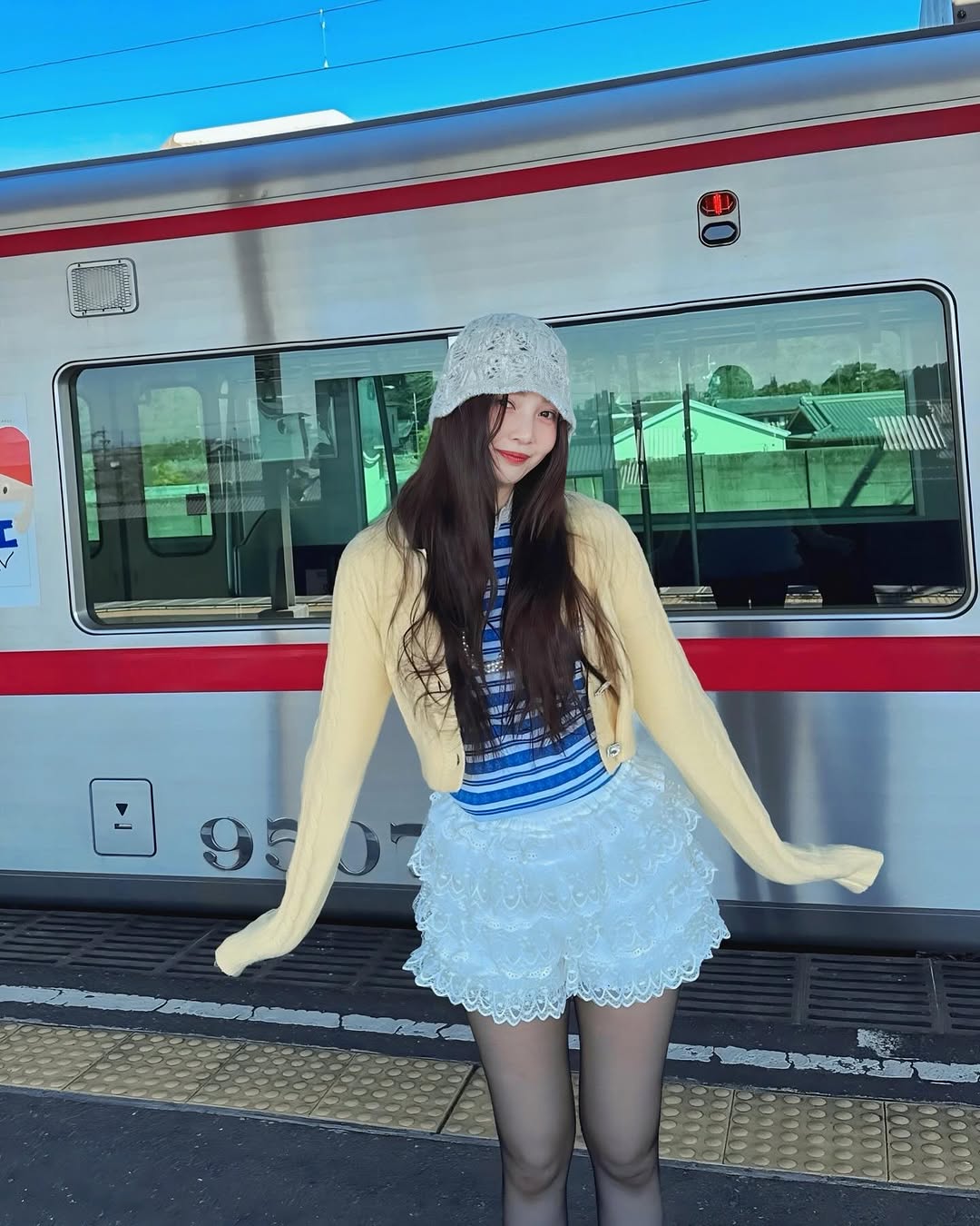 Joy mặc áo họa tiết kẻ sọc