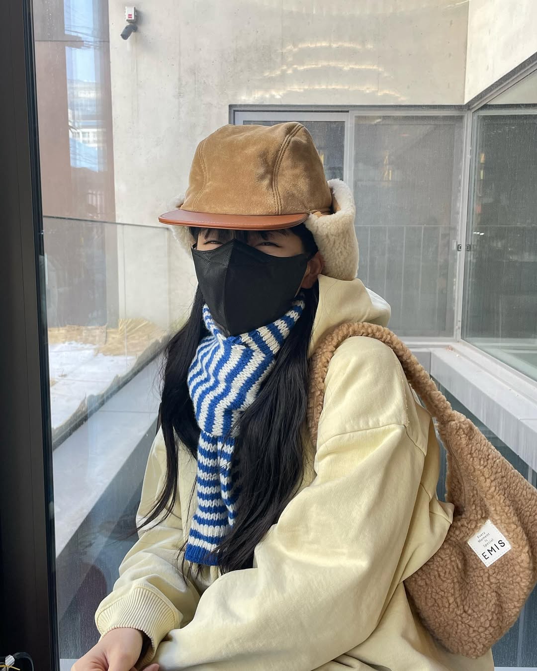 Suzy mang khăn họa tiết kẻ sọc