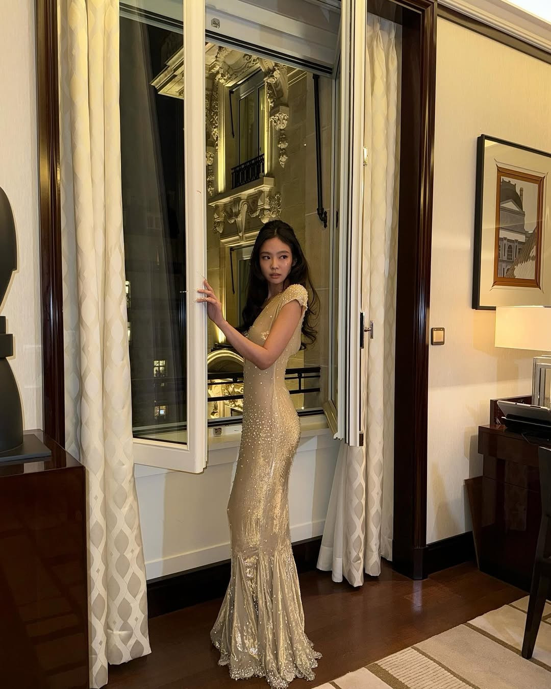 jennie diện đầm đuôi cá 