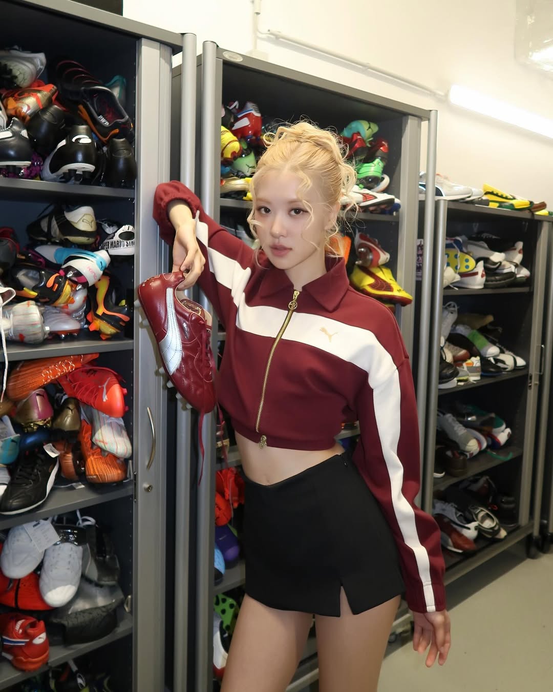 Rosé và áo đỏ phối đen