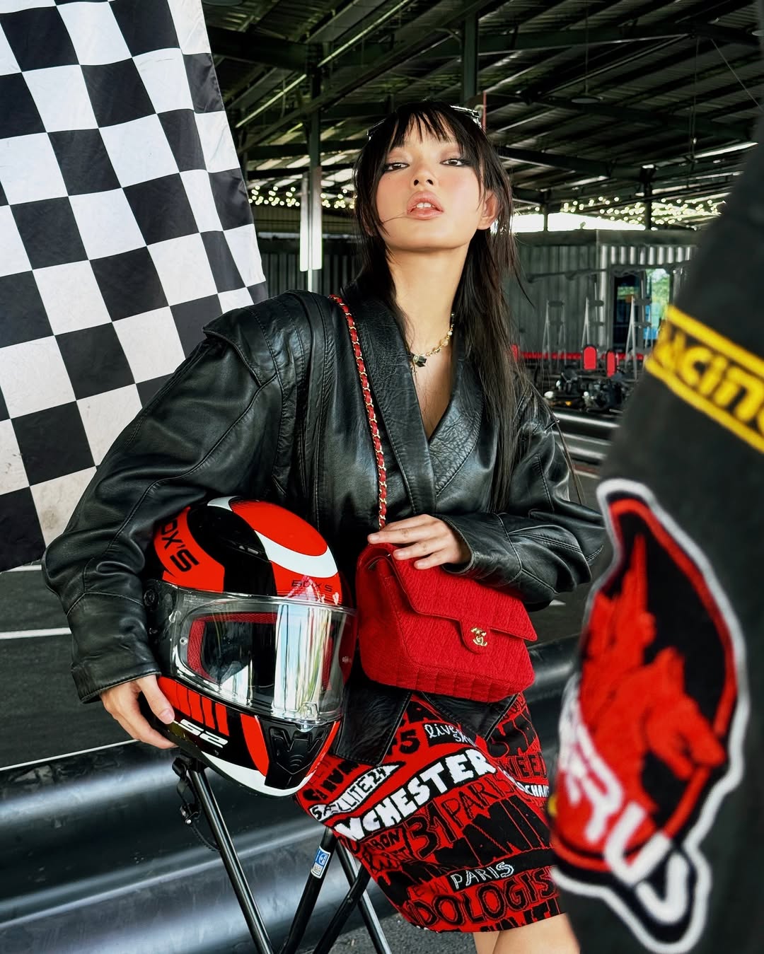 Châu Bùi phối đỏ và đen