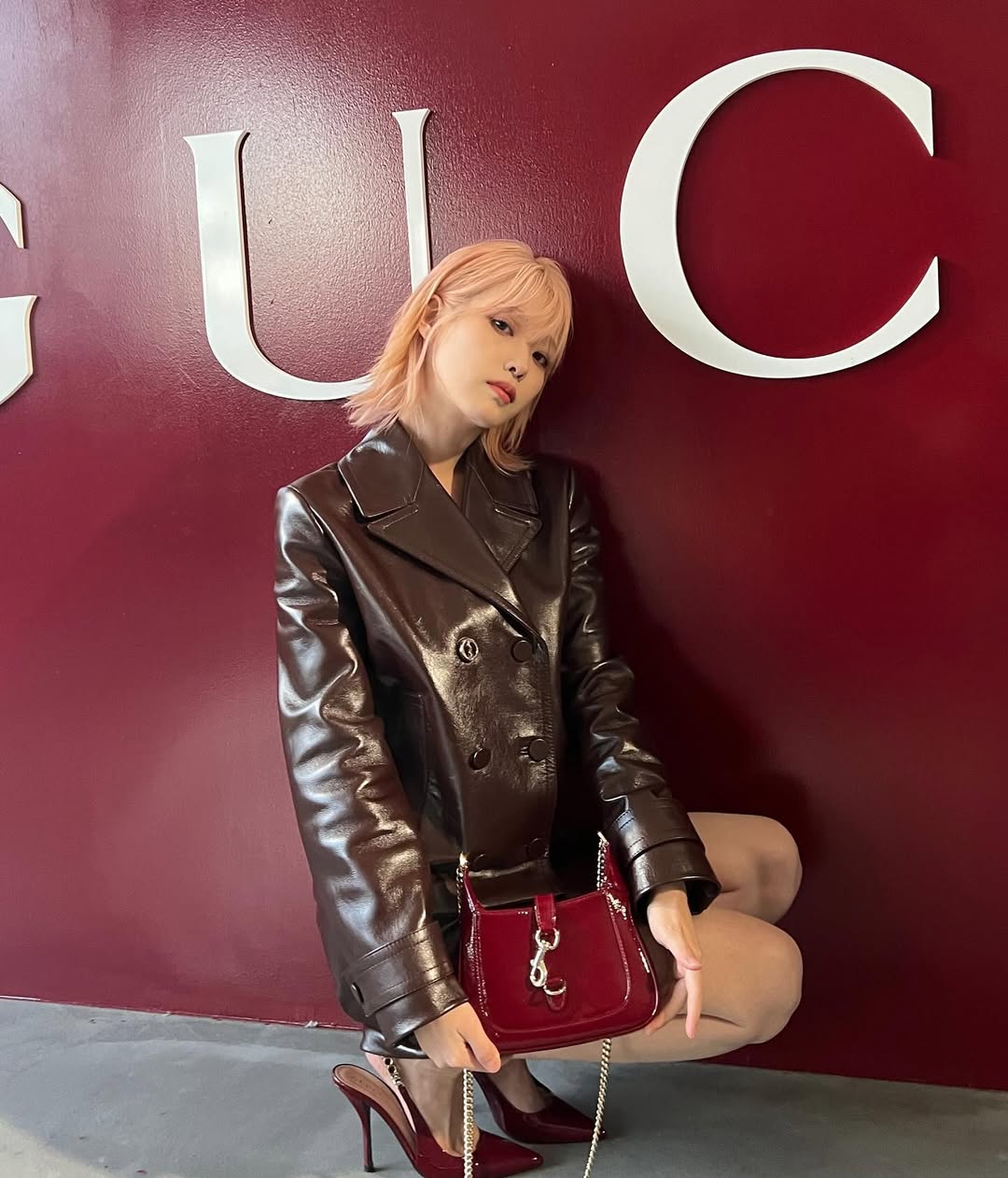 IU phụ kiện giày đỏ