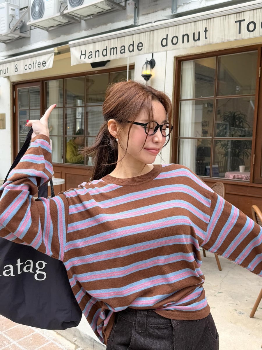  Trang phục màu nâu cũng có khả năng ứng dụng cao, phù hợp với nhiều kiểu chất liệu như len, da, cotton hoặc dệt kim, và dễ phối cùng các màu trung tính khác. 