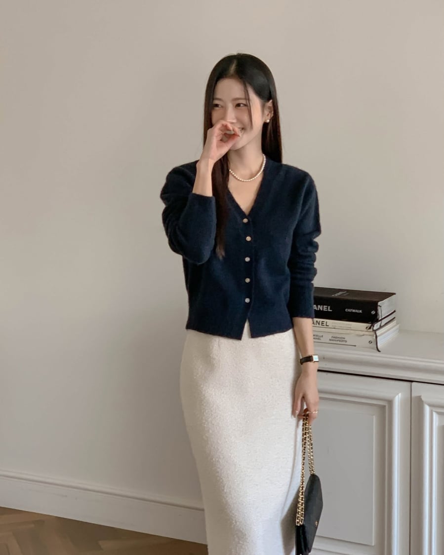 Xanh navy là gam màu cổ điển được yêu thích nhờ vẻ sang trọng và khả năng kết hợp linh hoạt với nhiều phong cách. 