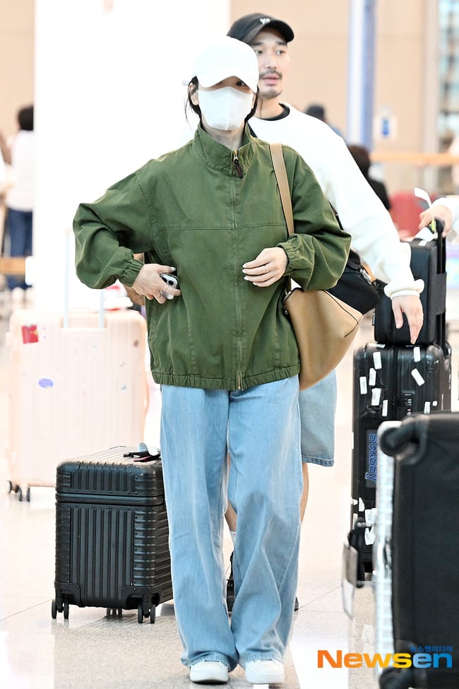 Gam màu xanh rêu và denim tạo nên sự hòa hợp tinh tế, dễ mặc và dễ đẹp. Một chiếc túi màu be cùng giày sneaker trắng sẽ khép lại tổng thể đầy năng động.