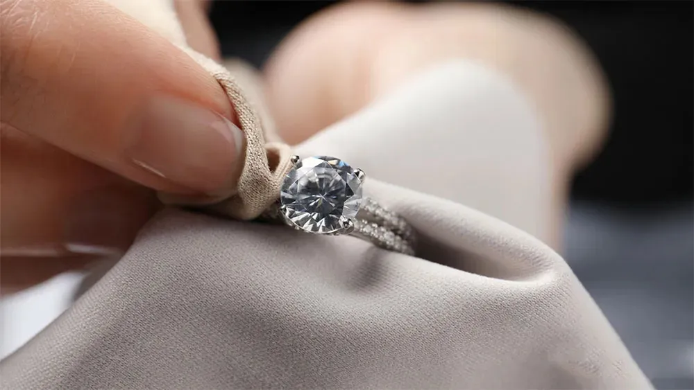 Nhẫn cưới đá Swarovski: Vẻ đẹp lấp lánh với mức giá bình dân