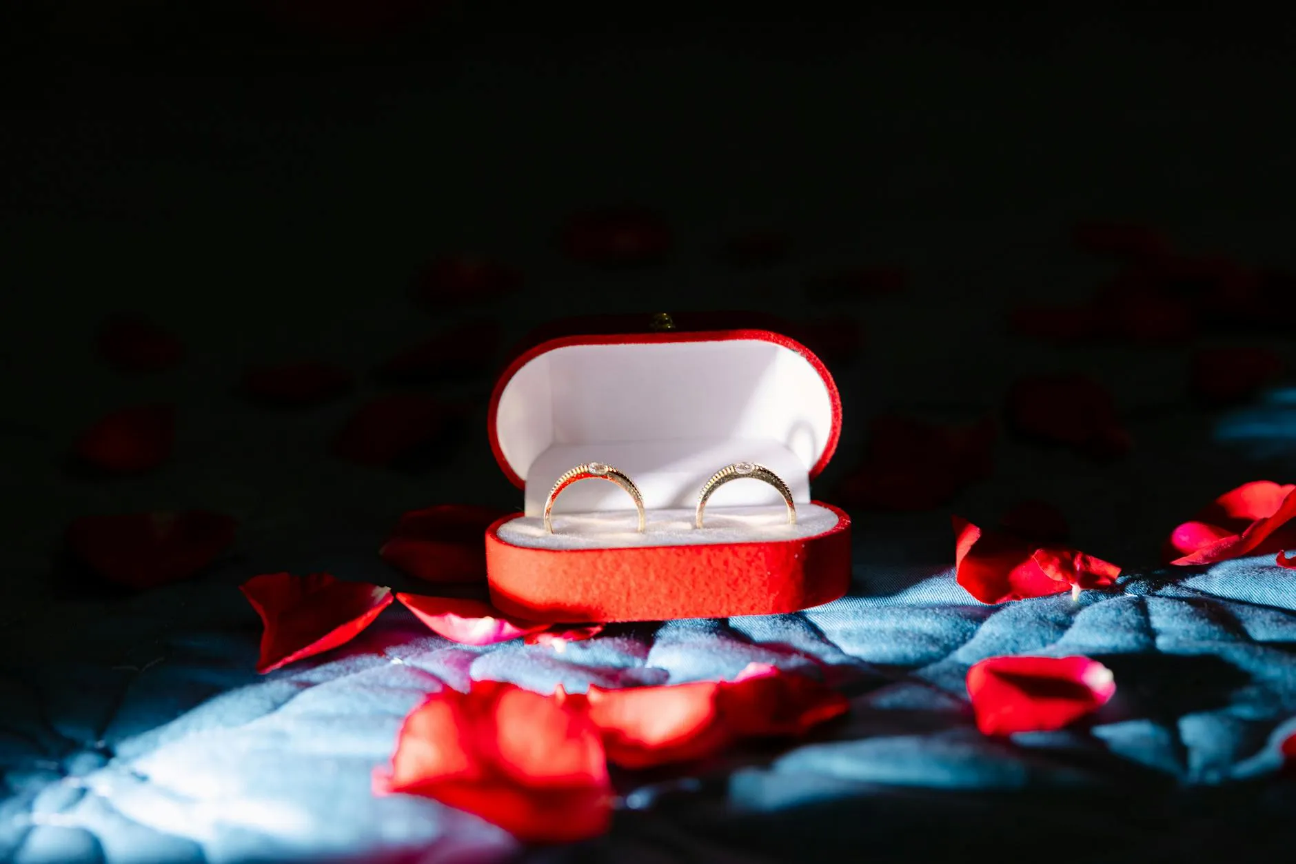 Nhẫn cưới vàng hồng đặt trong hộp trang sức, kèm dụng cụ vệ sinh, minh họa cách bảo quản