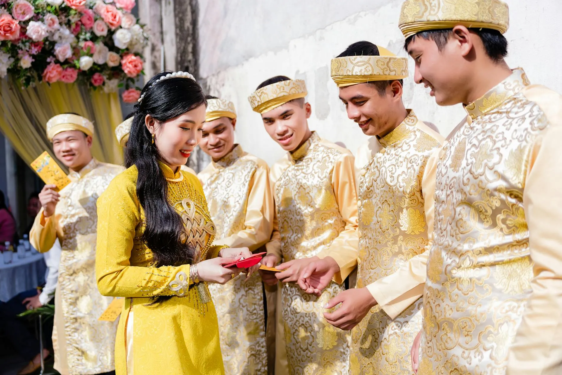 Cô dâu nên mặc gì trong lễ hỏi? Bí quyết chọn trang phục hoàn hảo