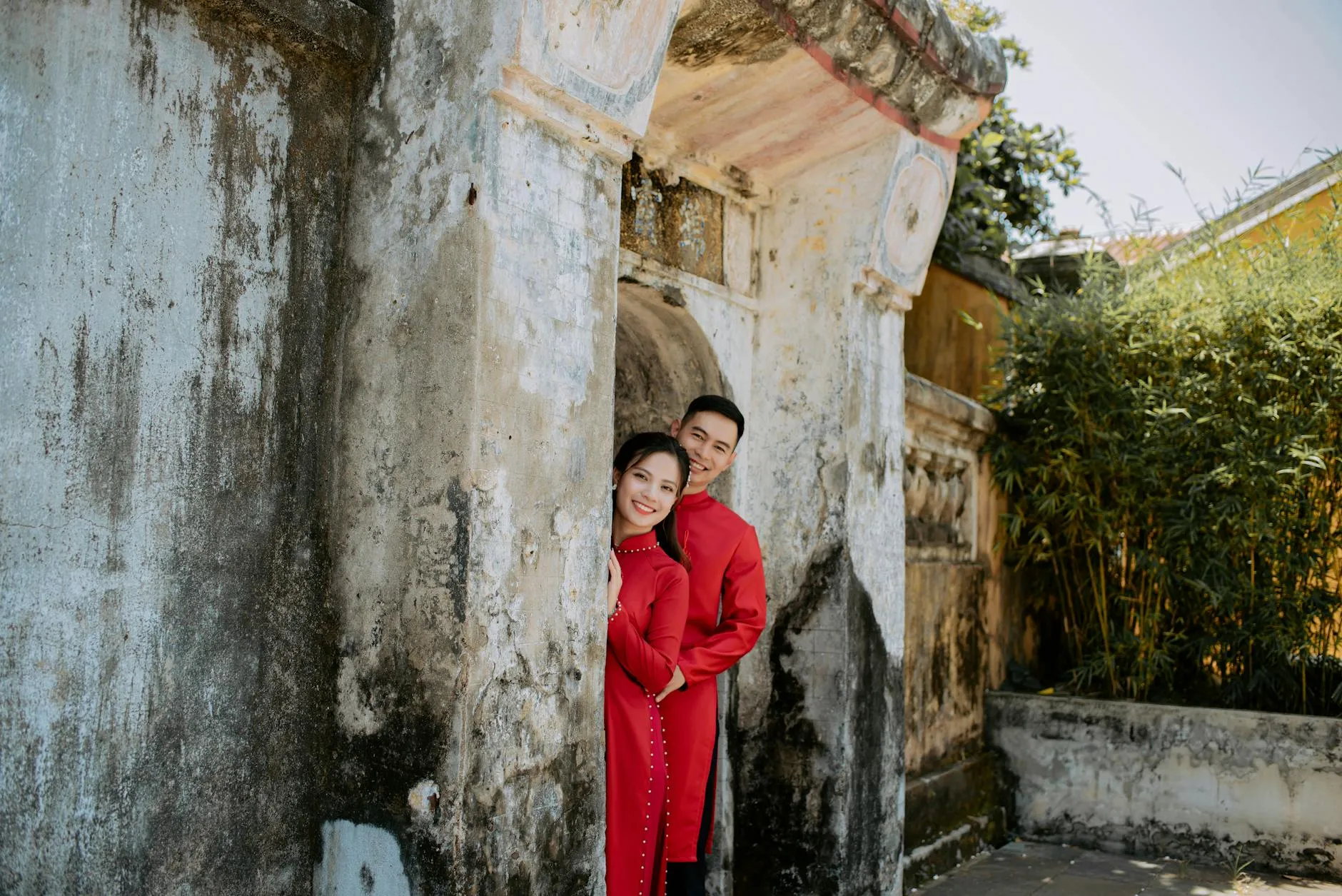 Cặp đ&ocirc;i diện &aacute;o d&agrave;i truyền thống m&agrave;u đỏ, chụp ảnh kỷ niệm trong lễ ăn hỏi