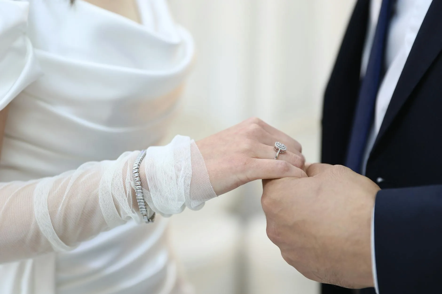 Cặp đ&ocirc;i lịch l&atilde;m với ch&uacute; rể vest xanh navy v&agrave; c&ocirc; d&acirc;u v&aacute;y trắng thanh lịch trong lễ đ&iacute;nh h&ocirc;n