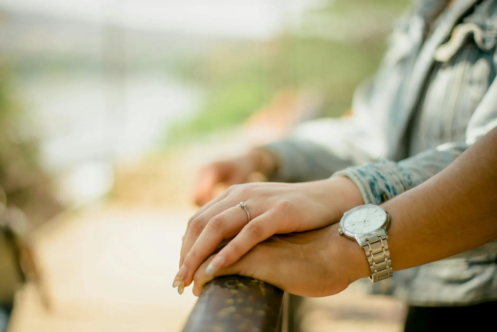 Cặp đ&ocirc;i mặc trang phục đồng điệu với &aacute;o sơ mi v&agrave; v&aacute;y midi nhẹ nh&agrave;ng, tạo sự h&agrave;i h&ograve;a