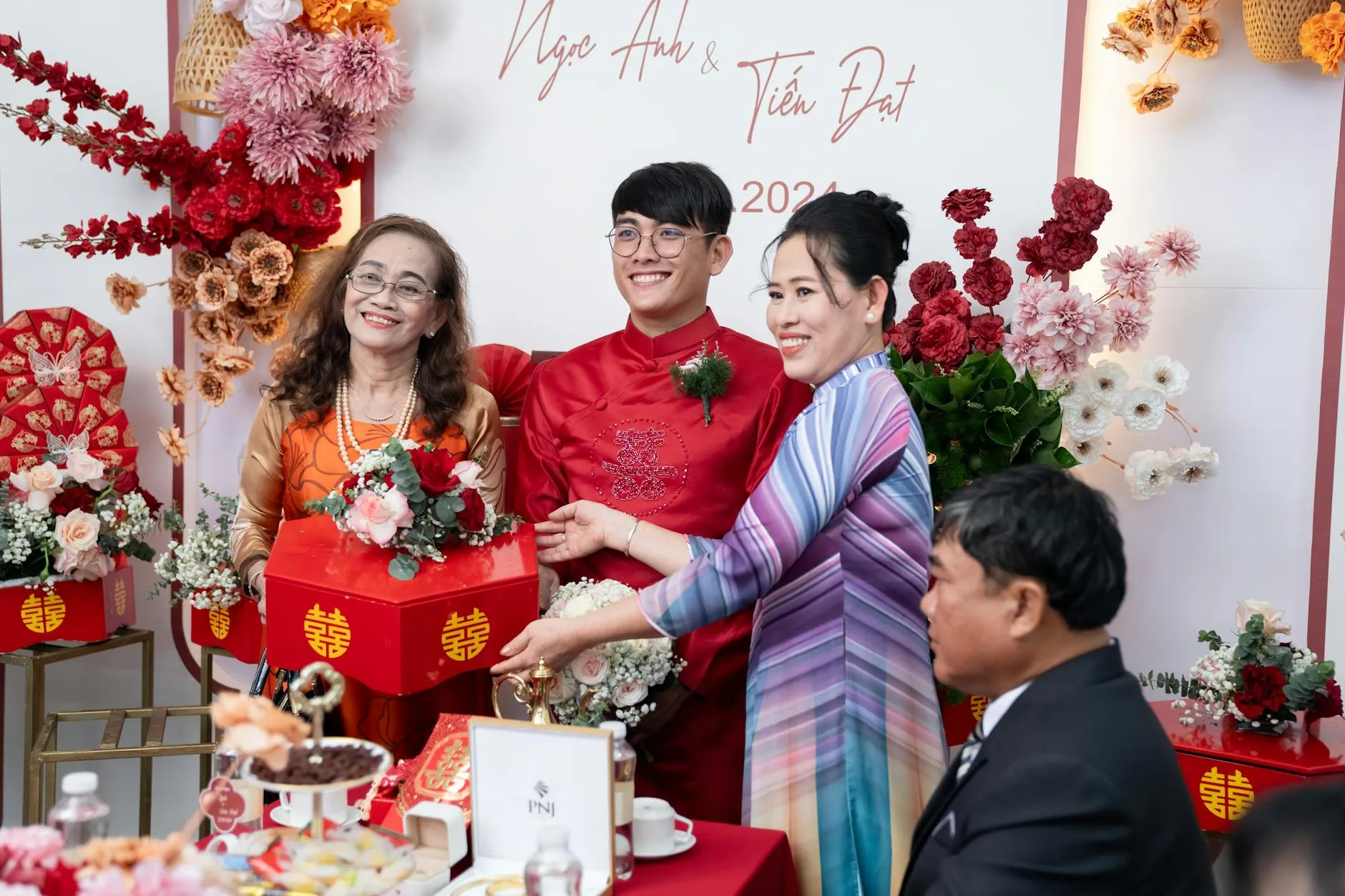 Đại diện nh&agrave; trai đang ph&aacute;t biểu trong lễ ăn hỏi truyền thống Việt Nam.