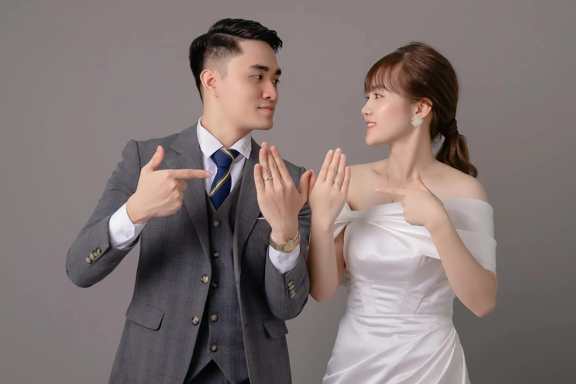 C&ocirc; d&acirc;u ch&uacute; rể Việt Nam đang ph&aacute;t biểu tri &acirc;n v&agrave; cam kết trong lễ hỏi.