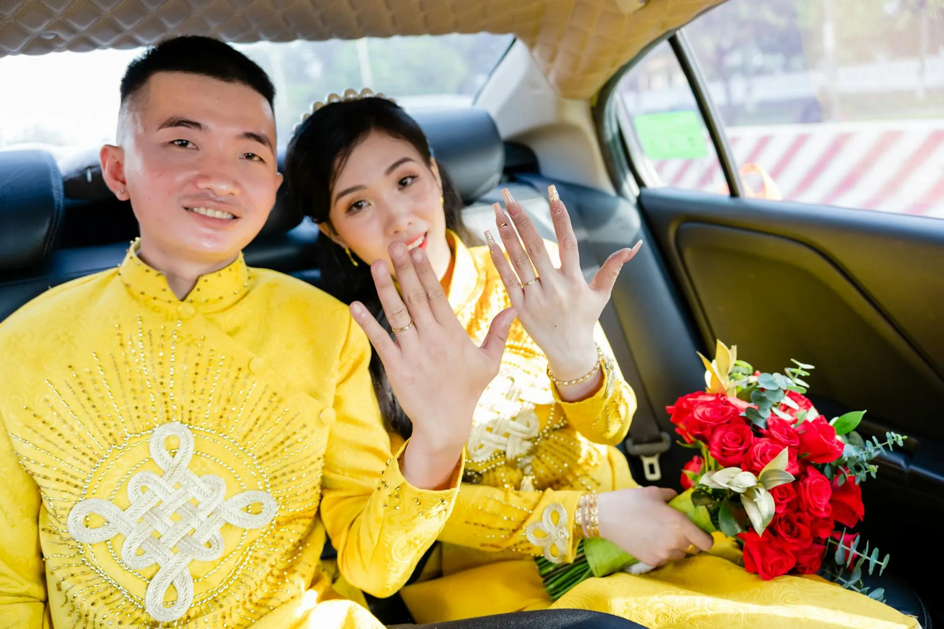 Cô dâu chú rể phát biểu bày tỏ lòng biết ơn và cam kết tình yêu trong lễ hỏi.