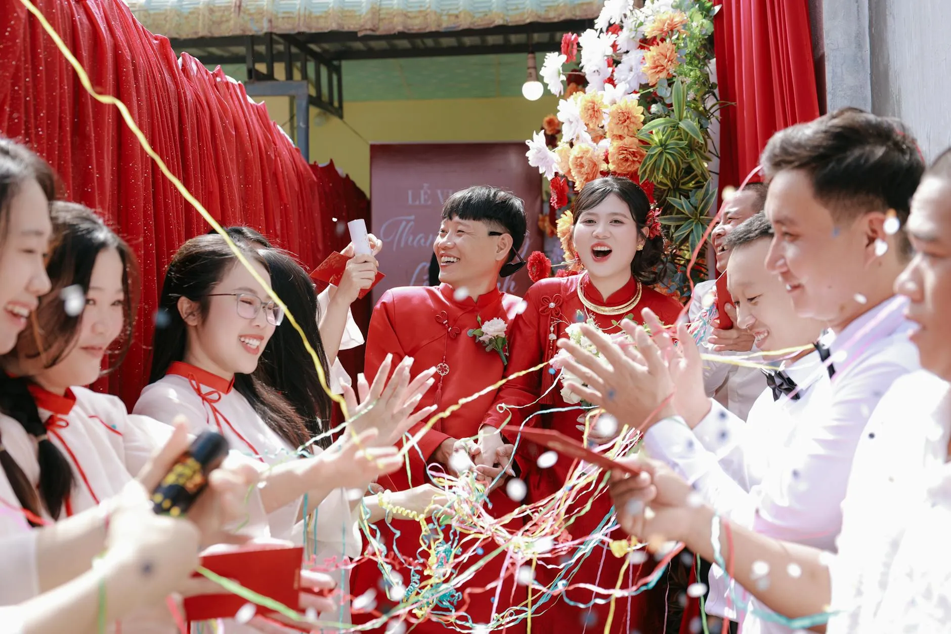 Khách mời trao lời chúc phúc ý nghĩa cho cô dâu chú rể trong lễ hỏi.