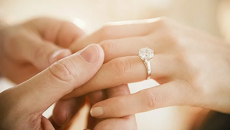Ý nghĩa và bí quyết chọn nhẫn cầu hôn ưng ý
