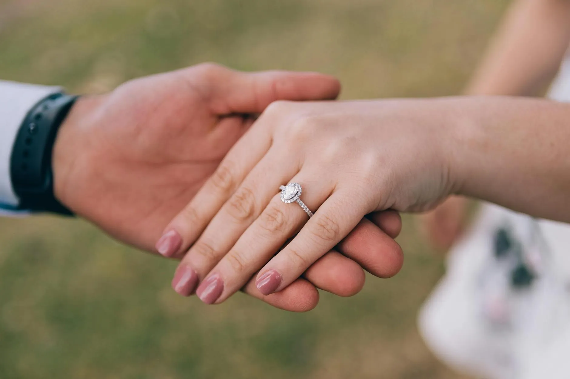 Nhẫn cầu hôn đeo ngón nào cho đúng? Ý nghĩa của vị trí đeo nhẫn đính hôn
