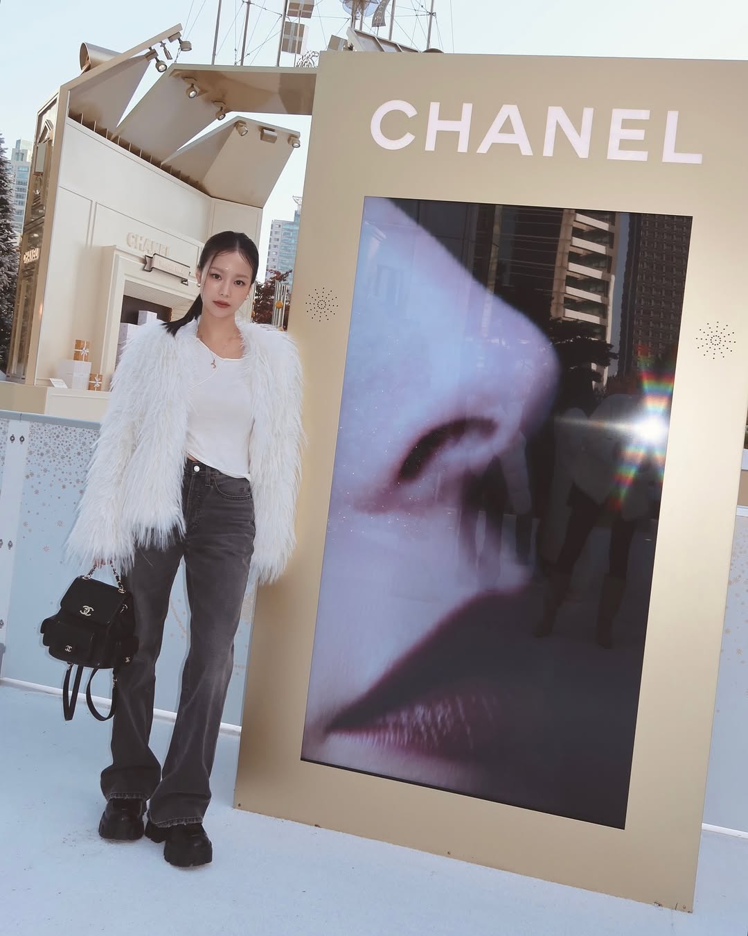 áo khoác lông và quần jeans