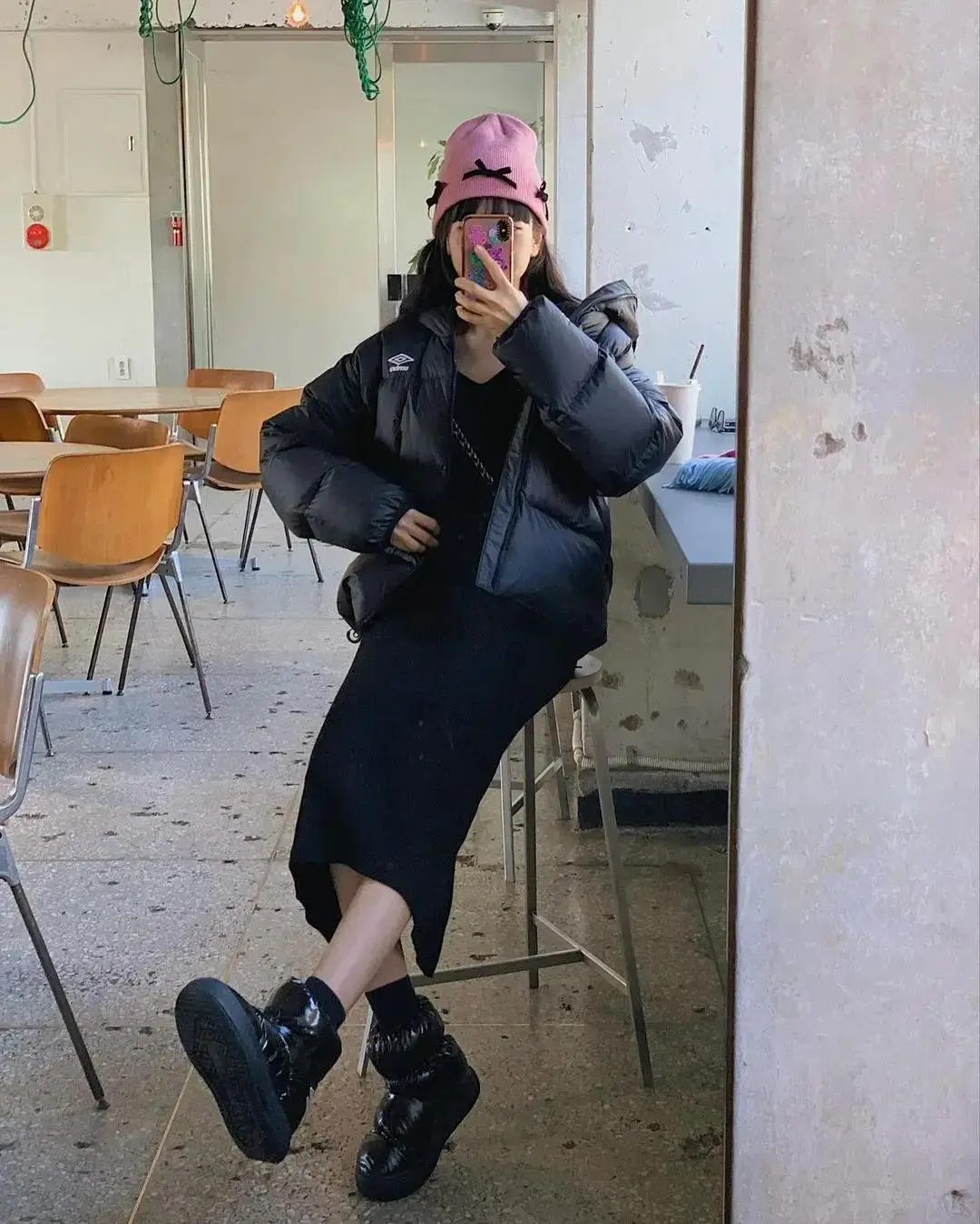 Một chiếc áo phao ngắn màu đen kết hợp với chân váy đen dài cạp cao cũng có thể tạo hiệu ứng ngắn ở trên và dài ở dưới, khiến bạn trông cao và thon thả hơn. Sự sang trọng của váy cân bằng với sự giản dị hàng ngày của áo phao, khiến bộ trang phục trở nên thời trang và thanh lịch hơn.