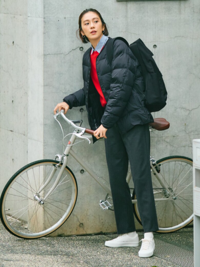 Mặc áo len màu đỏ bên trong áo phao đen trông tươi sáng và thời trang. Việc xếp lớp thêm áo sơ mi kẻ sọc bên trong làm phong phú thêm khả năng xếp lớp của trang phục, tăng thêm khí chất văn chương và nghệ thuật, đơn giản và cao cấp.