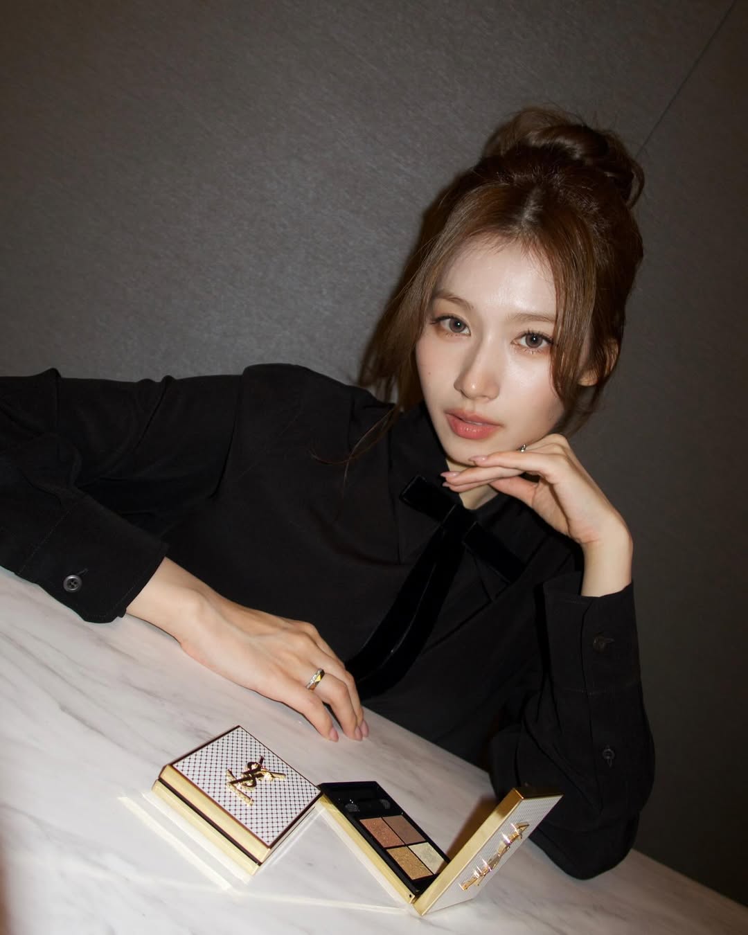 Sana phối đồ đen cùng tóc nâu