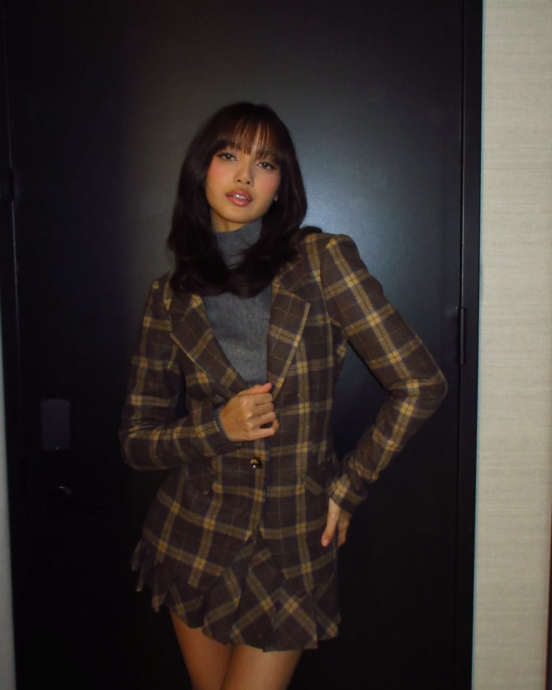 Lisa tóc nâu diện trang phục tối màu