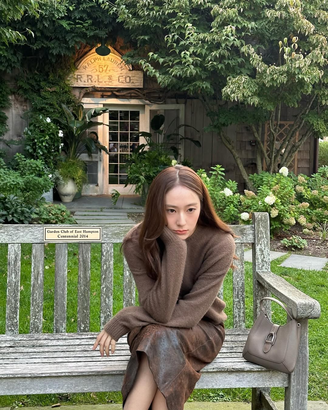 krystal tóc nâu diện áo len nâu