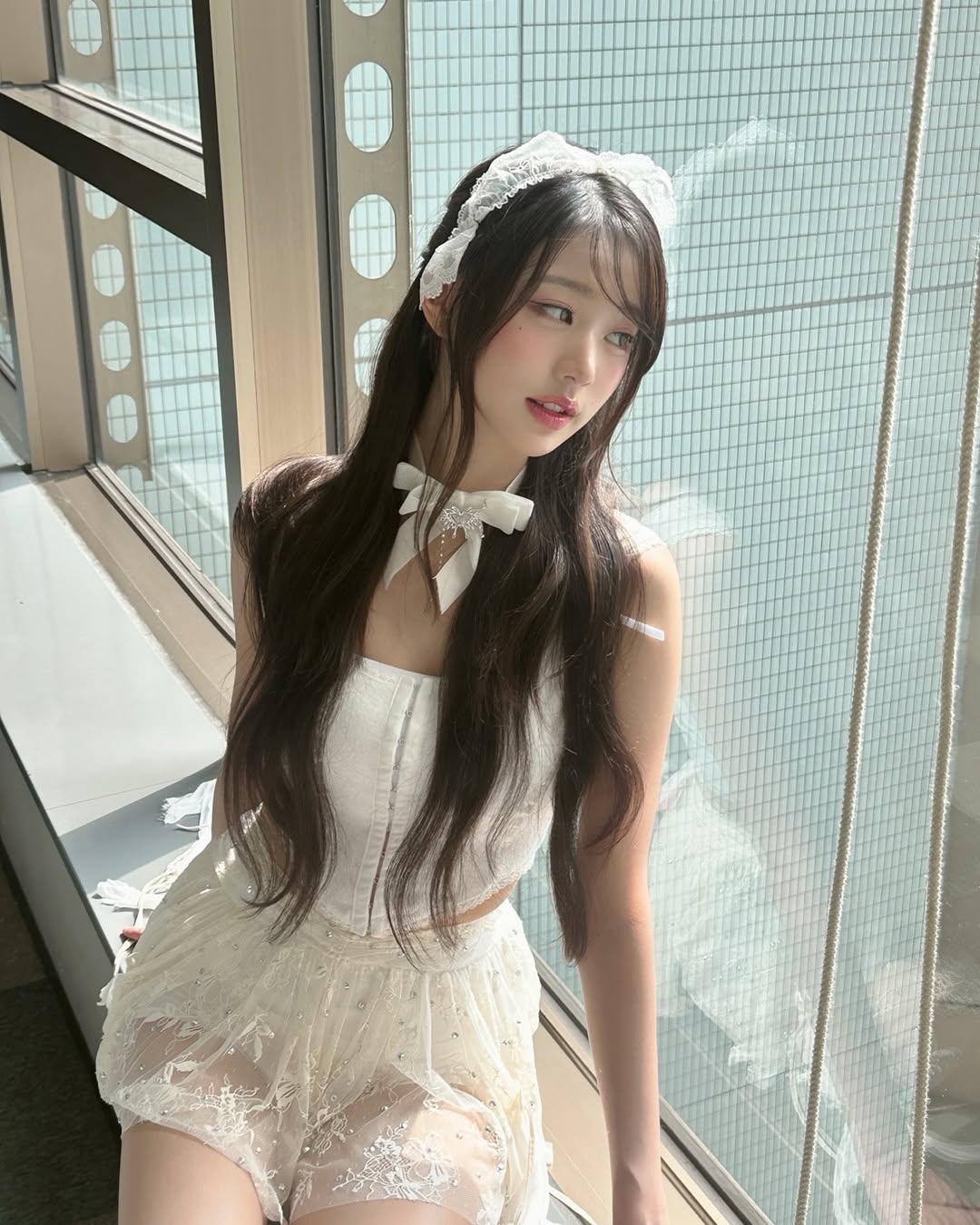 Mái tóc nâu phối đầm trắng