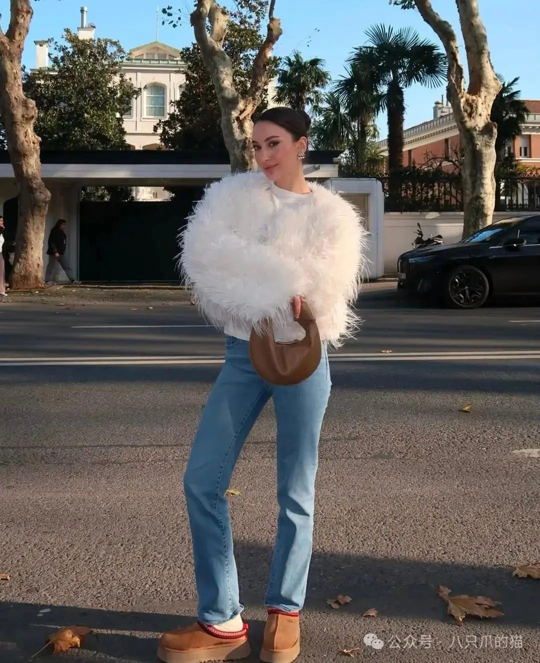 Kết quả áo khoác lông ngắn với quần jean màu sáng tạo nên sự giao thoa giữa sự sang trọng nhẹ nhàng và thanh lịch với phong cách trẻ trung, sống động.