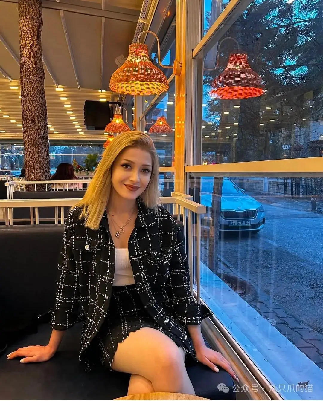 Nếu thời tiết không quá lạnh, bạn có thể diện váy ngắn vải vải tuýt tương đồng với áo khoác ngoài để tạo nên sự hài hòa về mặt tổng thể và nhìn thượng lưu hơn.