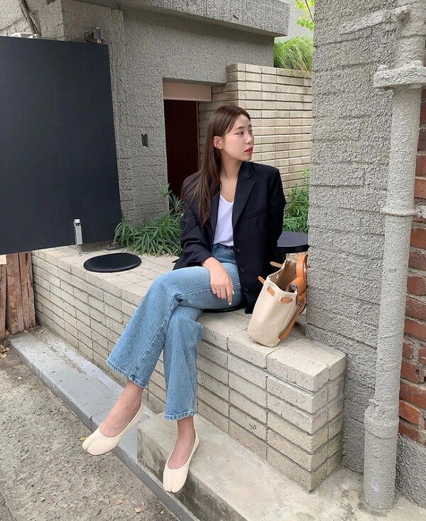 Phối áo blazer với quần jeans trông giản dị nhưng lại nhìn lịch sự, chỉn chu khi đi lễ chùa đầu năm.