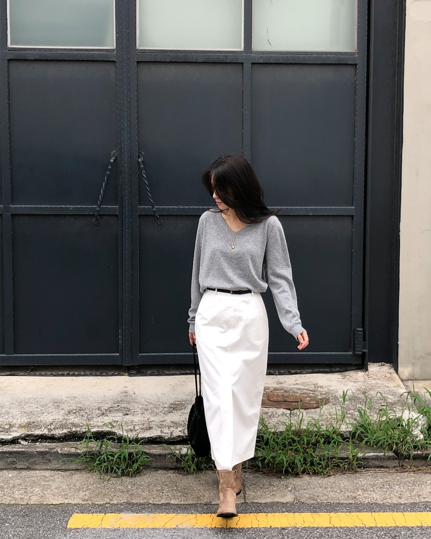 Xây dựng phong cách công sở tối giản với 5 món đồ siêu sang- Ảnh 6. Xây dựng phong cách công sở tối giản với 5 món đồ siêu sang- Ảnh 6.